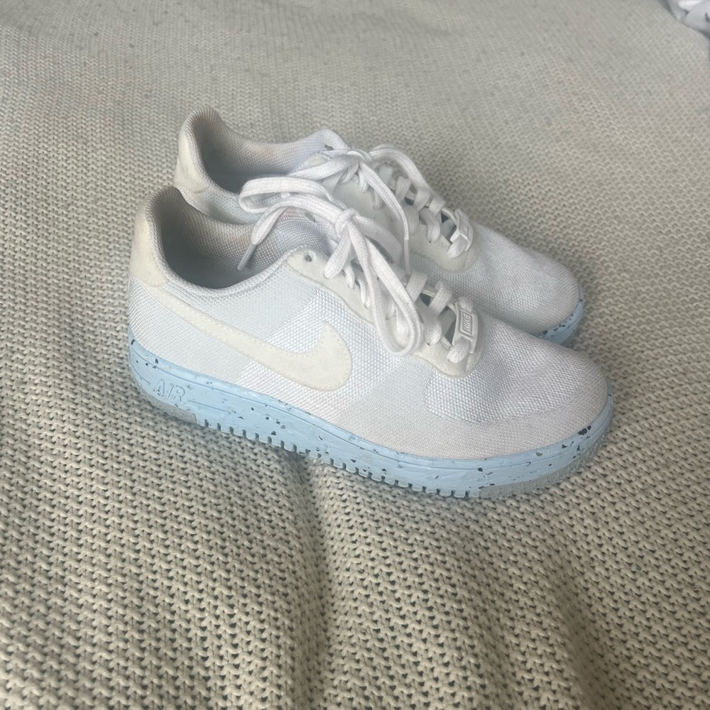 Women’s White Nike Air Force 1 Flyknit size 9